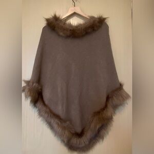 Cozy poncho with faux fur in brown
